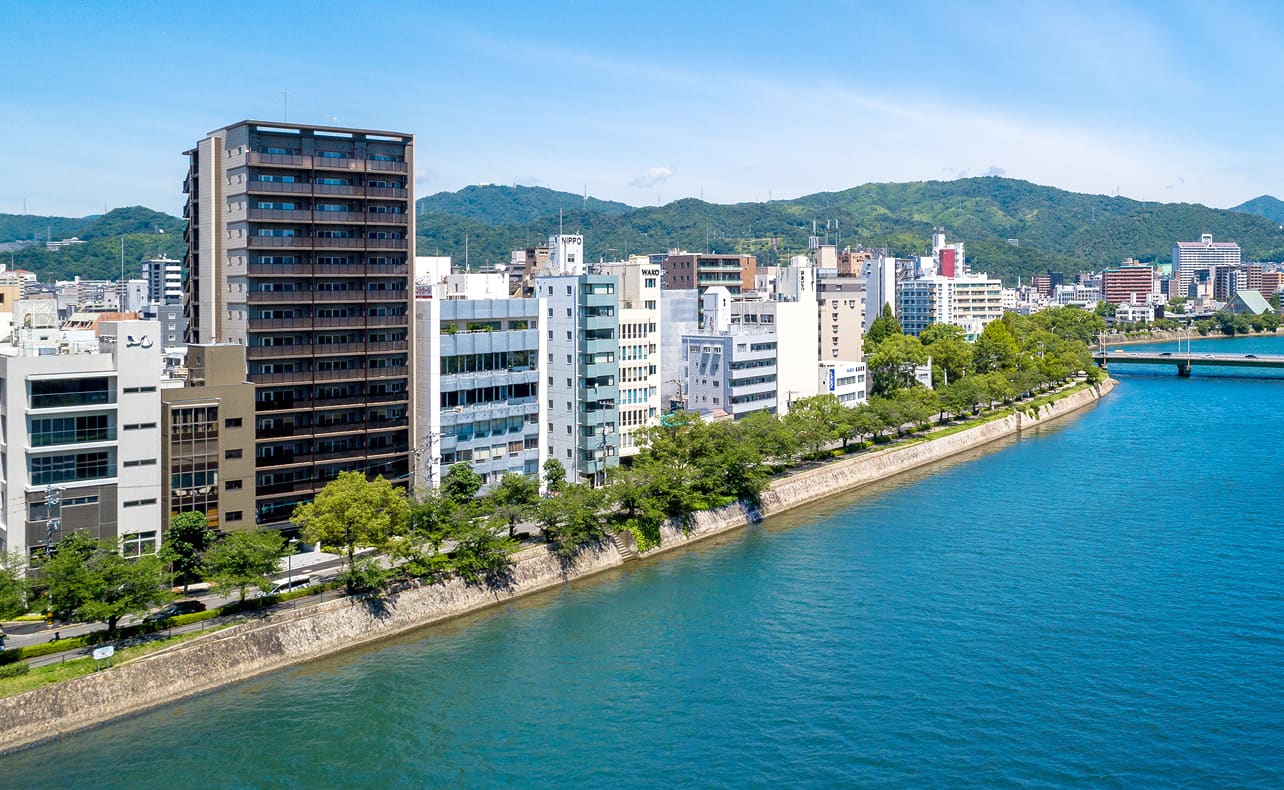 湖畔に佇む外観