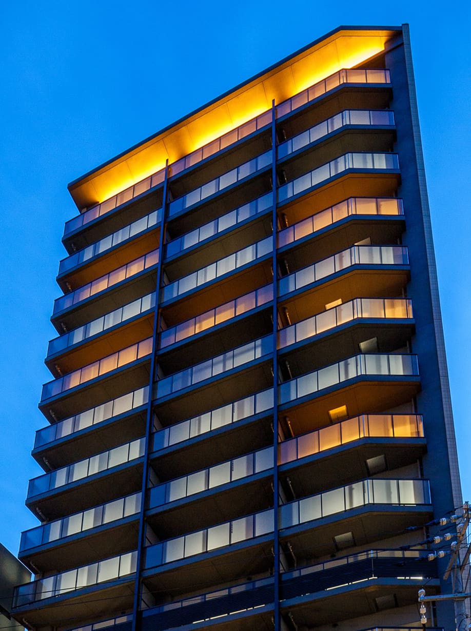 ライトアップされた屋上庇