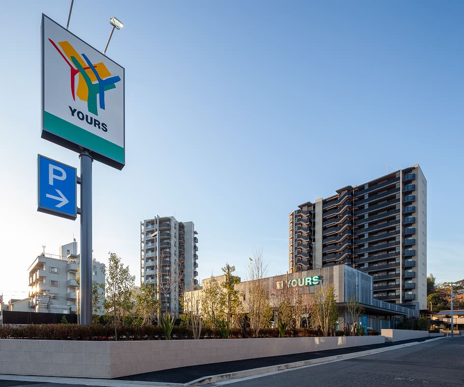 中庭がみえる地窓