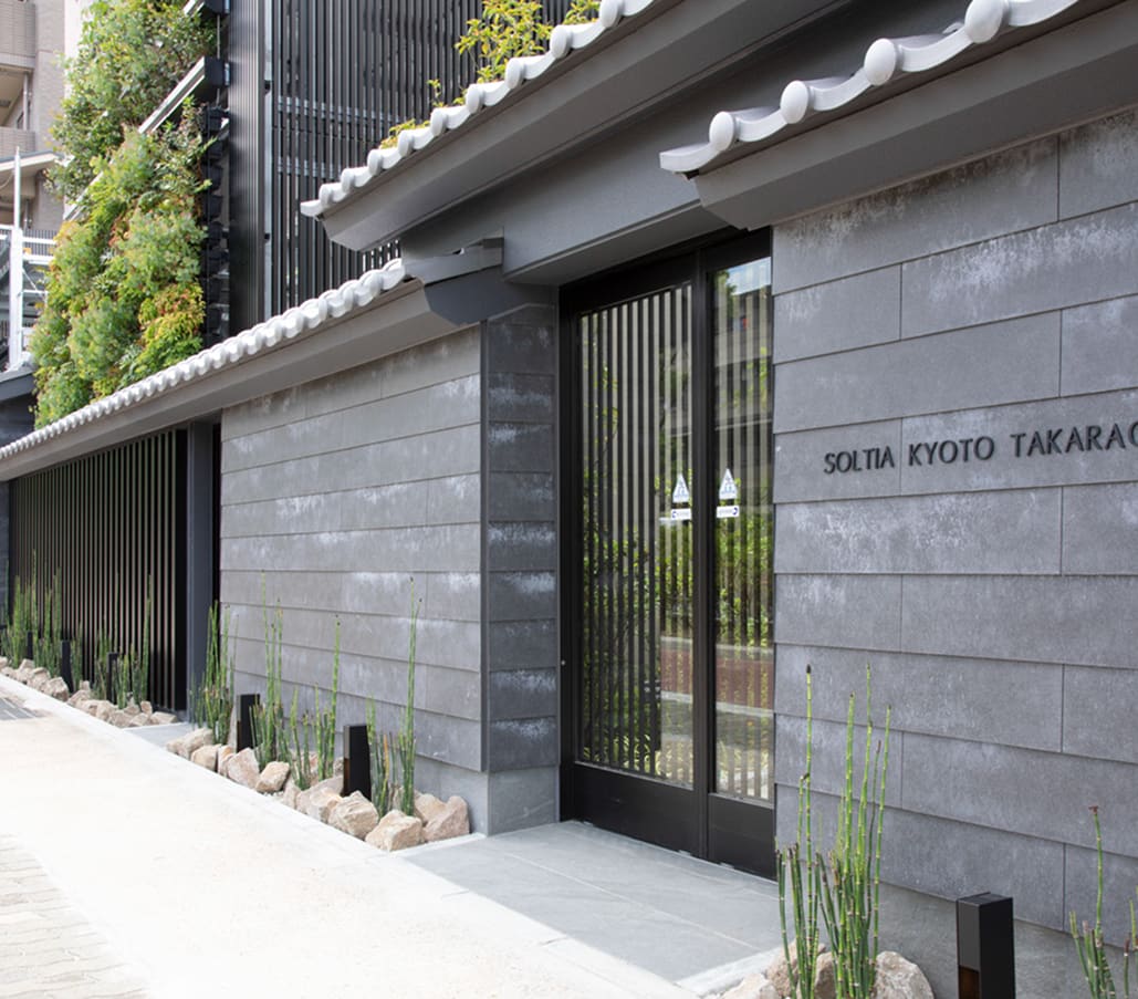 瓦葺き屋根を配した塀