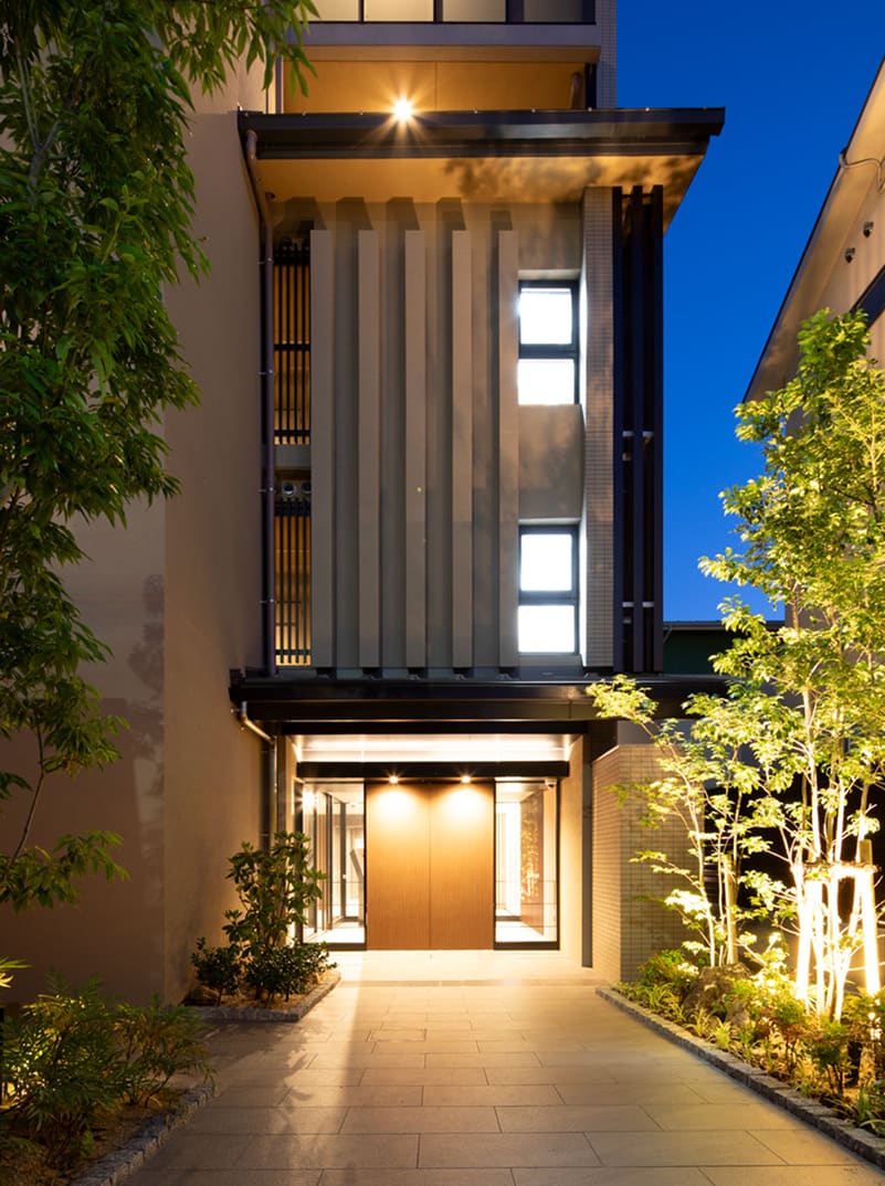 エントランスアプローチ（夕景）