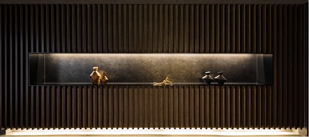 オブジェを配した飾り棚